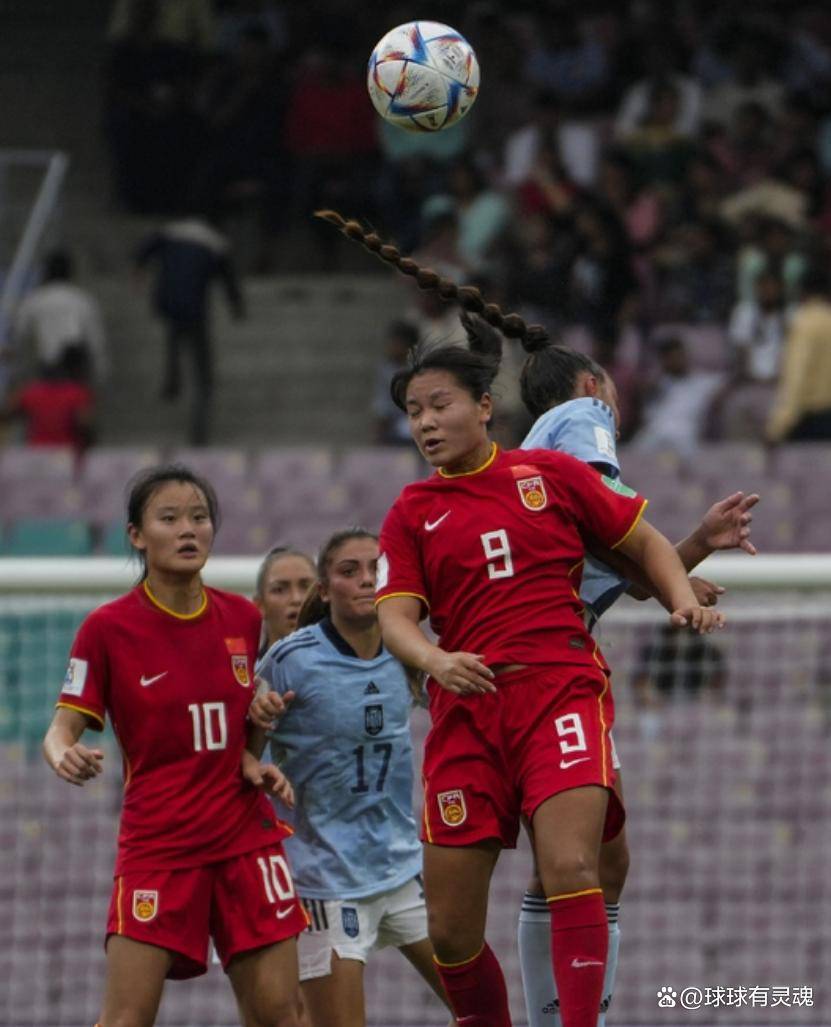挪威女足球员表现出色，助队夺冠(挪威女子足球队)