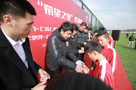 尼奥尔球员实地考察青训基地,俱乐部重视青训发展的简单介绍 尼奥尔球员实地考察青训基地,俱乐部重视青训发展的简单介绍