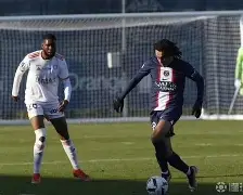 包含巴黎圣日耳曼主场挑战姆巴阿肯冲突数度升级，场外风波影响比赛的词条