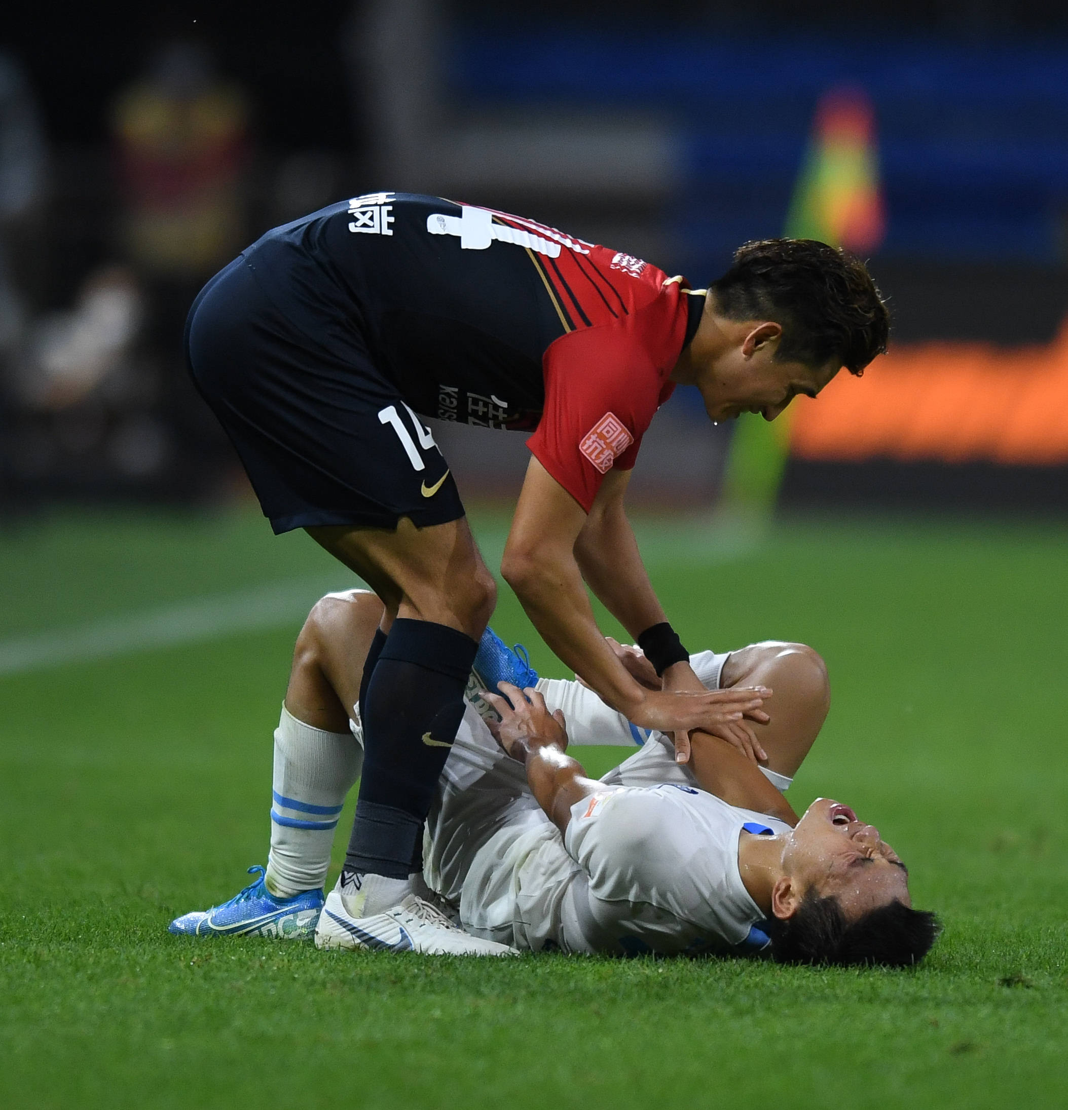 包含深圳佳兆业主力中场连场进球，助球队获胜的词条